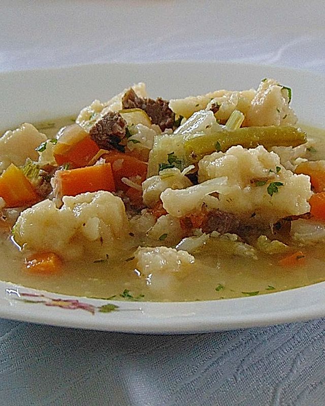 Gemüsesuppe mit geräucherter Rippe und Nockerln