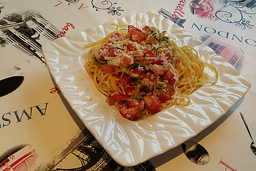 Pasta mit kalter Tomaten-Gurkensauce und Parmesan
