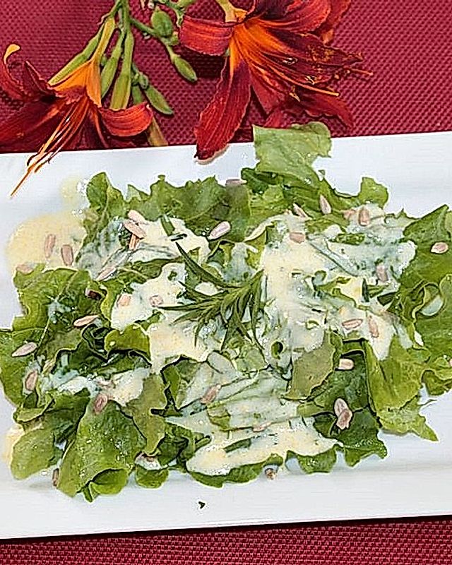 Eichblattsalat mit Buttermilch-Estragon-Senf-Dressing