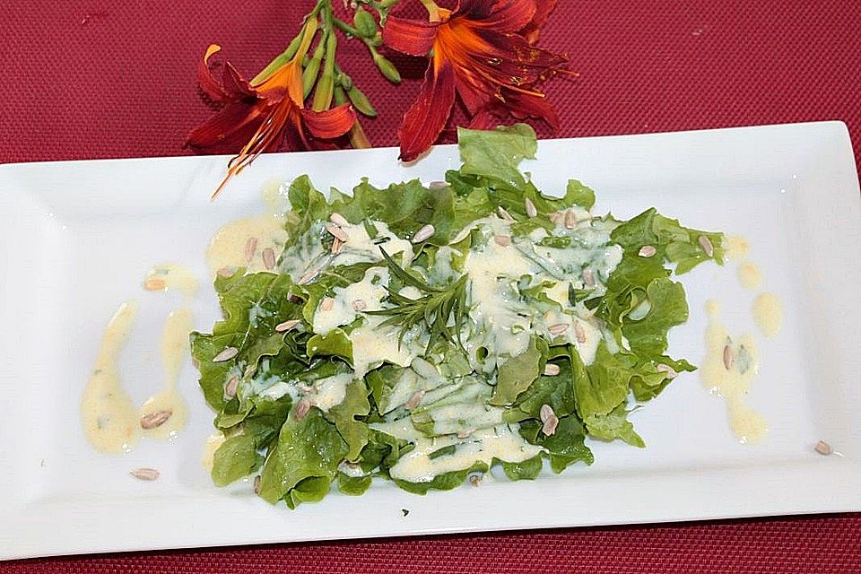 Eichblattsalat mit Buttermilch-Estragon-Senf-Dressing