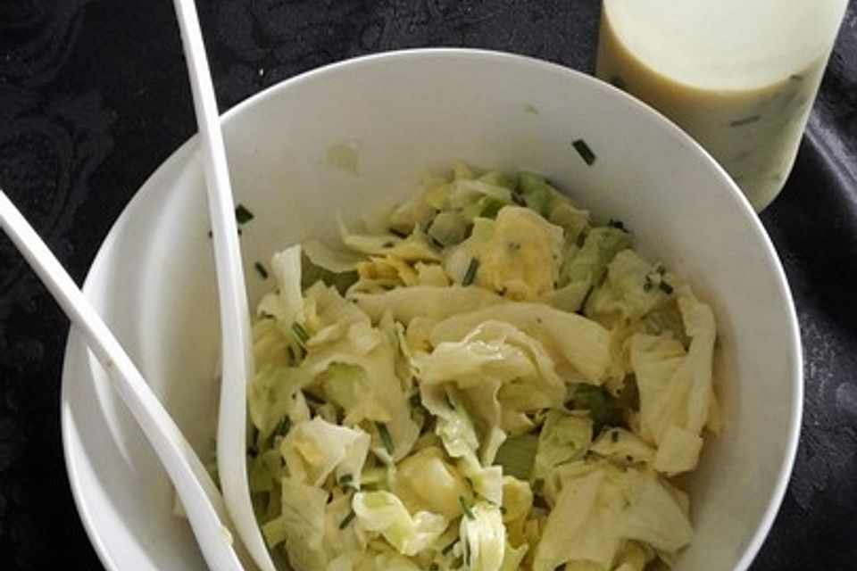 Kopfsalat mit Sellerie in Senf-Buttermilch-Dressing