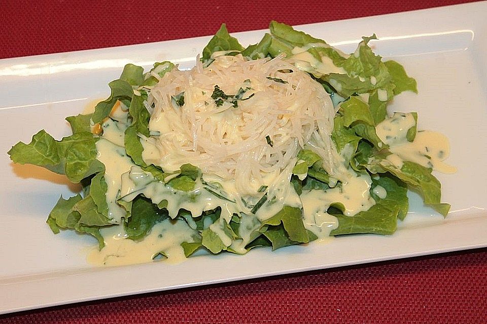 Kopfsalat mit Sellerie in Senf-Buttermilch-Dressing