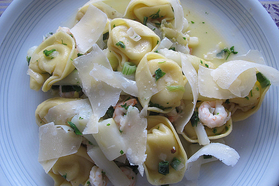 Tortellini mit Spargel und Garnelen