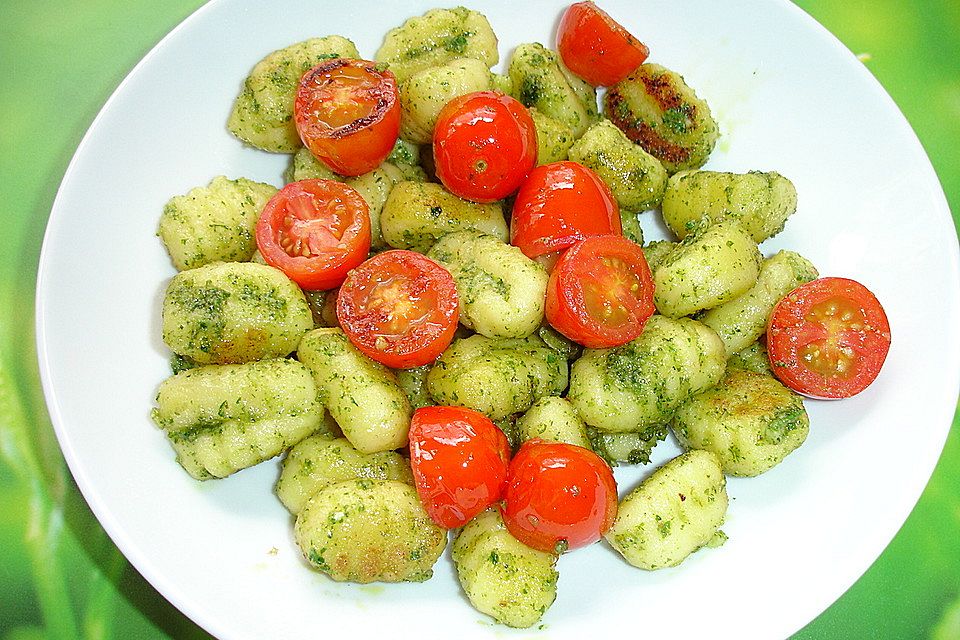 Gebratene Gnocchi mit Petersilien-Walnuss-Pesto