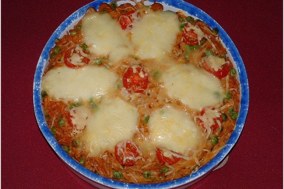 Vegetarischer Nudelauflauf mit Mozzarella überbacken