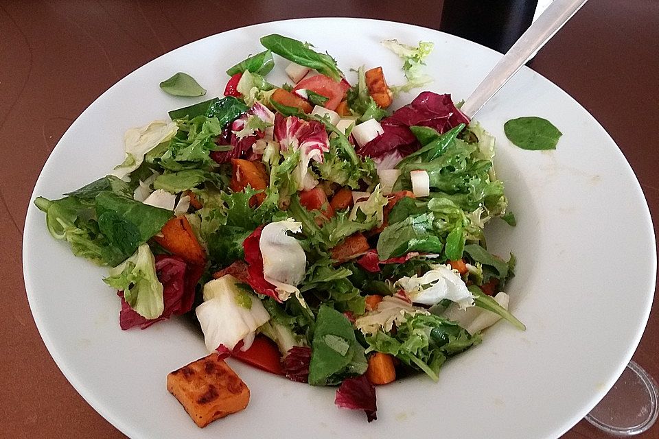 Feldsalat mit Süßkartoffel und Ei in Honig-Senf-Dressing