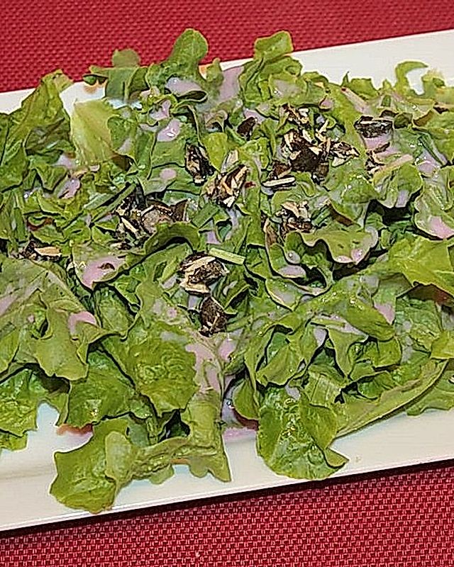 Eichblattsalat mit Johannisbeer-Buttermilch-Dressing und Kürbiskernkrokant