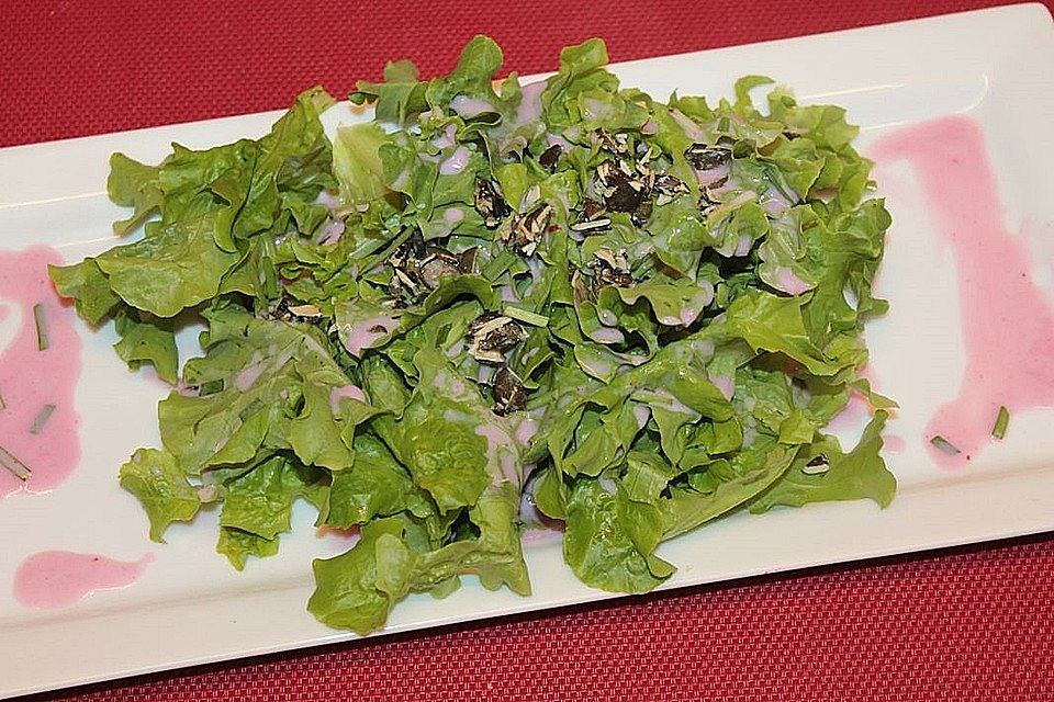 Eichblattsalat mit Johannisbeer-Buttermilch-Dressing und Kürbiskernkrokant