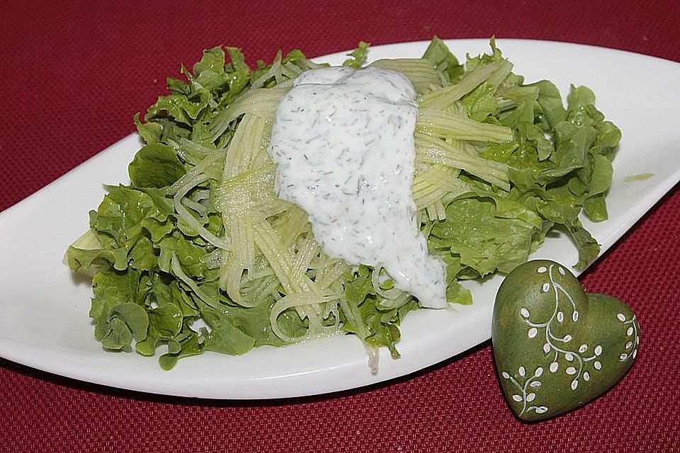 Eichblattsalat mit Gurke und Joghurt-Zitronen-Dressing