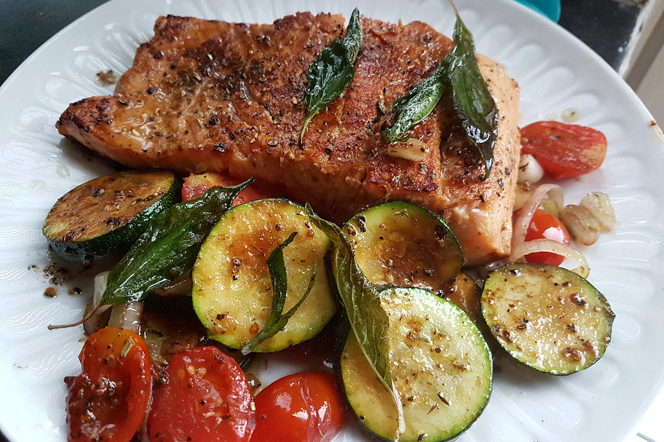 Lachs mit mediterranem Gemüse