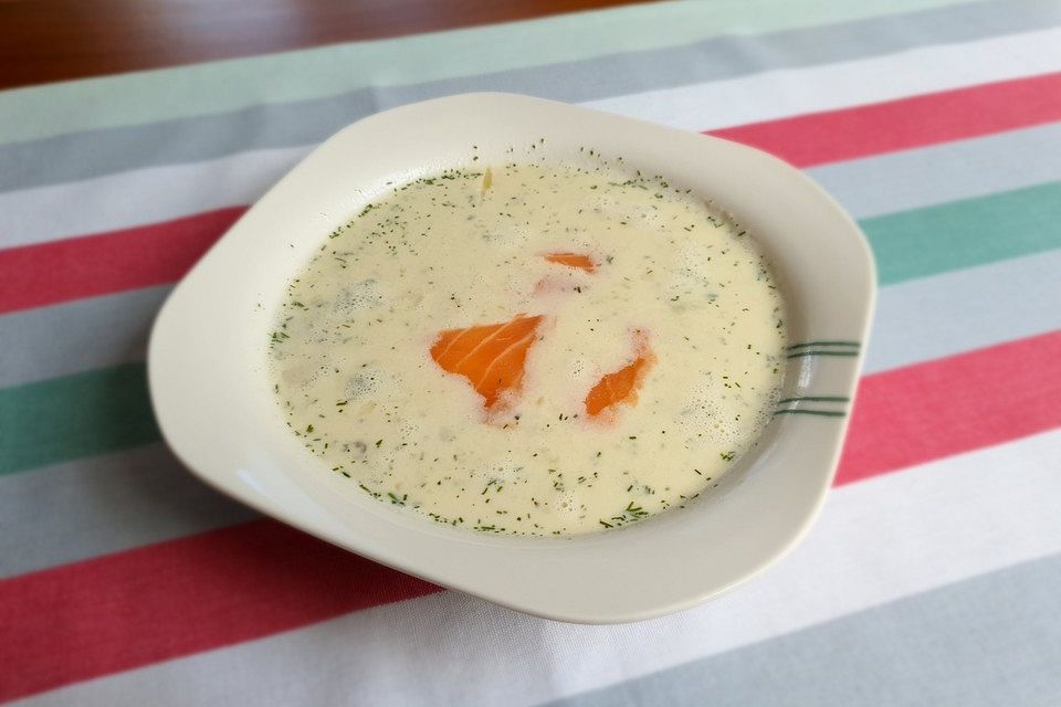 Gurken-Sahne-Suppe mit Lachs