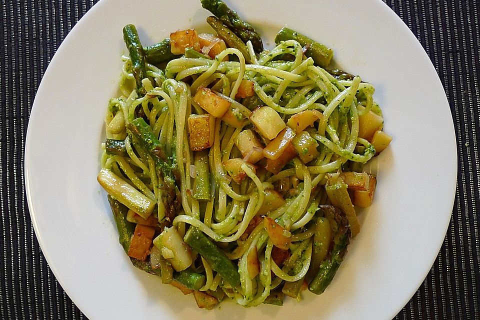 Linguine mit Pesto, Bratkartoffeln und grünem Spargel