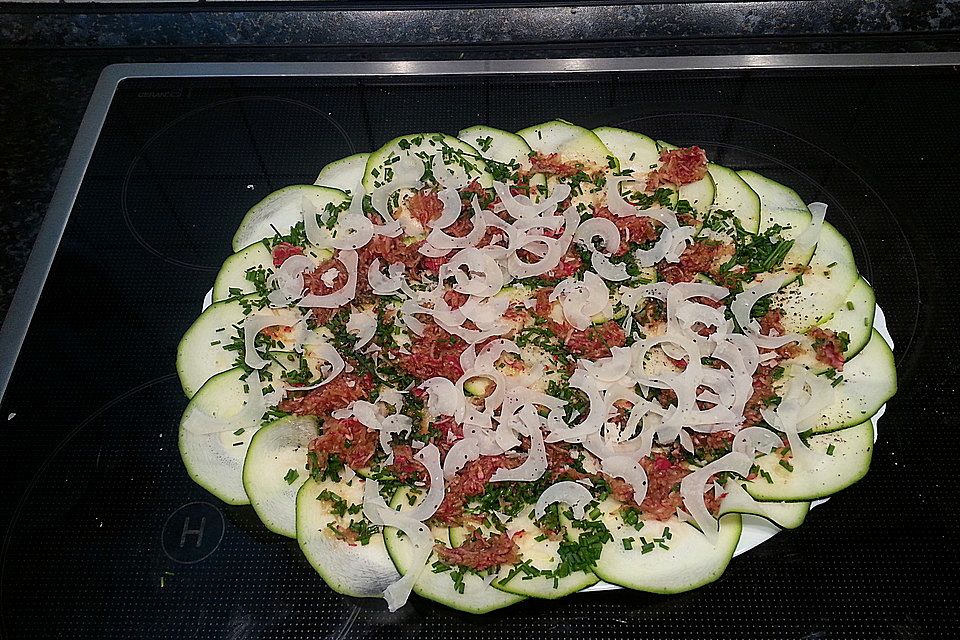 Pikantes Zucchini-Carpaccio mit Radieschen und Sojasauce