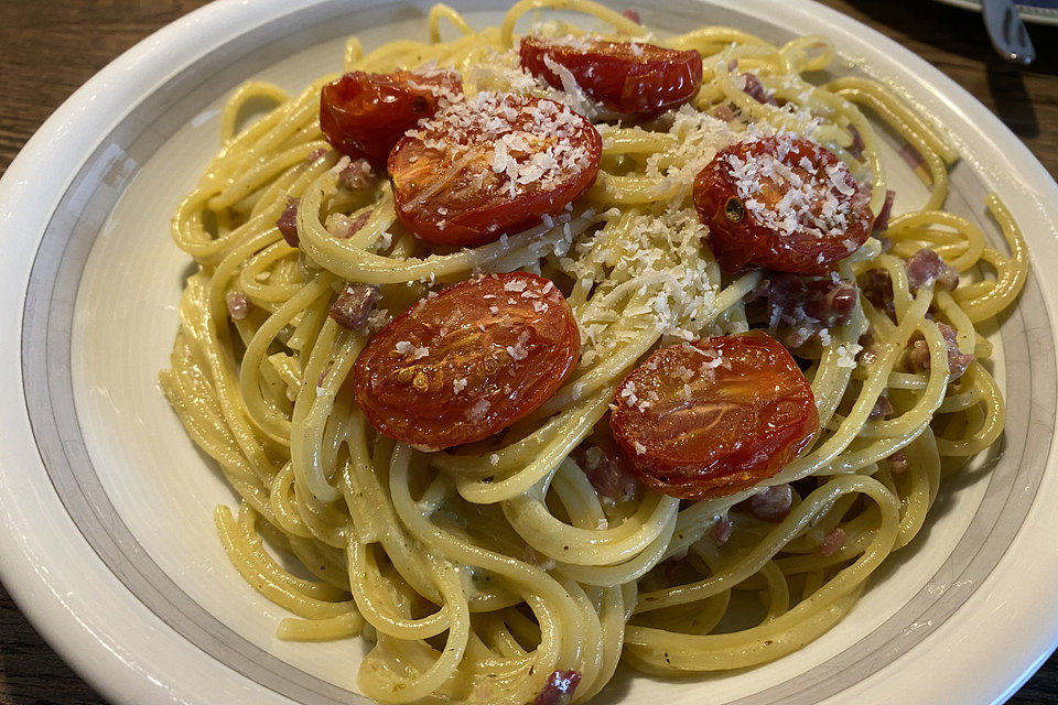 Spaghetti in Pestosahne mit gerösteten Cherrytomaten und Schinkenwürfeln