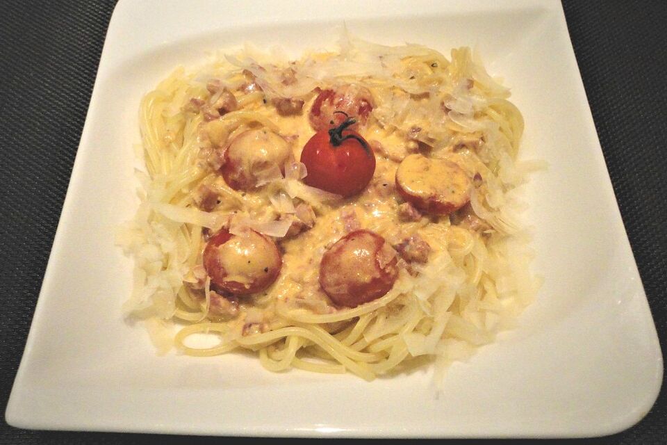 Spaghetti in Pestosahne mit gerösteten Cherrytomaten und Schinkenwürfeln