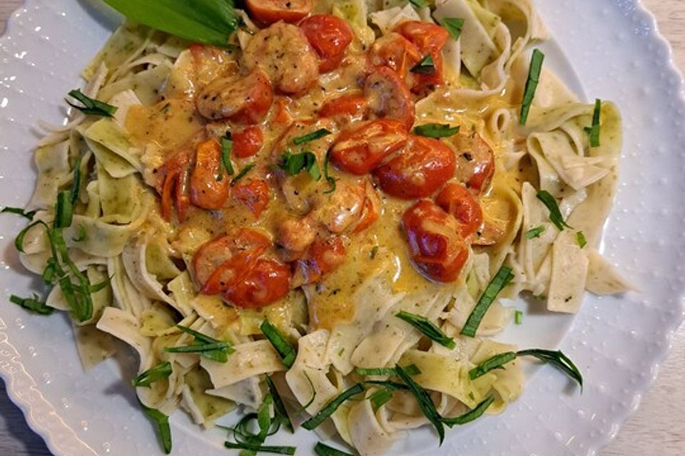 Spaghetti in Pestosahne mit gerösteten Cherrytomaten und Schinkenwürfeln