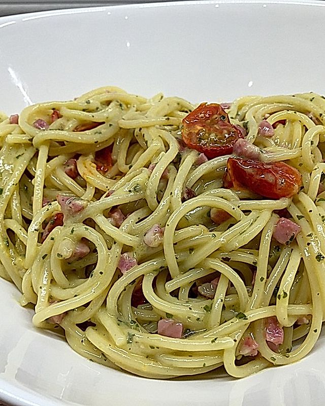 Spaghetti in Pestosahne mit gerösteten Cherrytomaten und Schinkenwürfeln