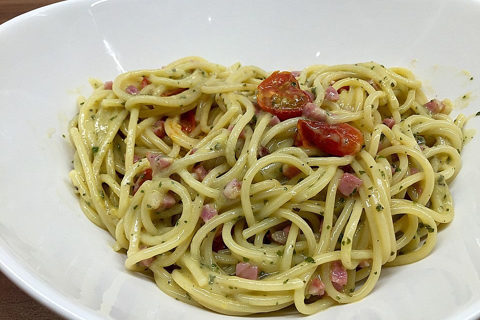 Spaghetti in Pestosahne mit gerösteten Cherrytomaten und Schinkenwürfeln