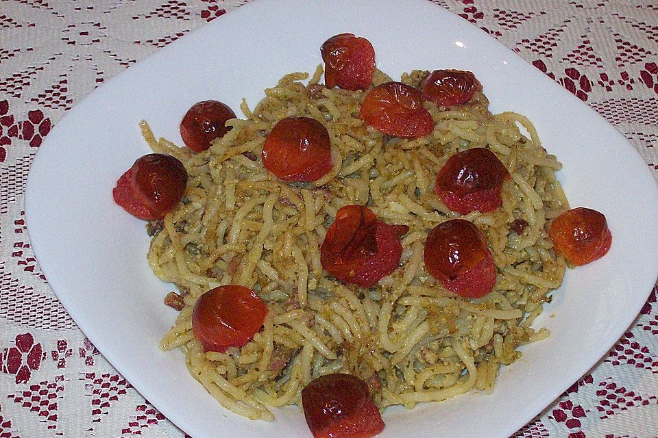 Spaghetti in Pestosahne mit gerösteten Cherrytomaten und Schinkenwürfeln