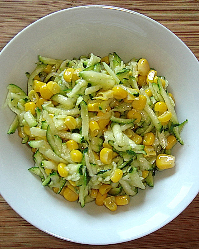Zucchinisalat mit Mais