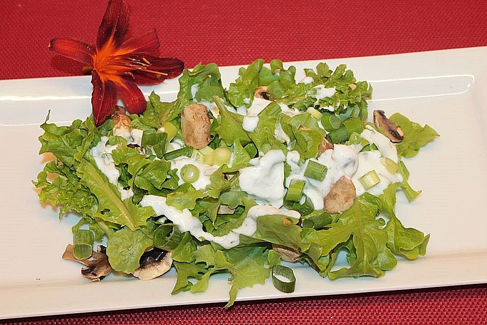 Eichblattsalat mit Champignons und Dickmilchdressing