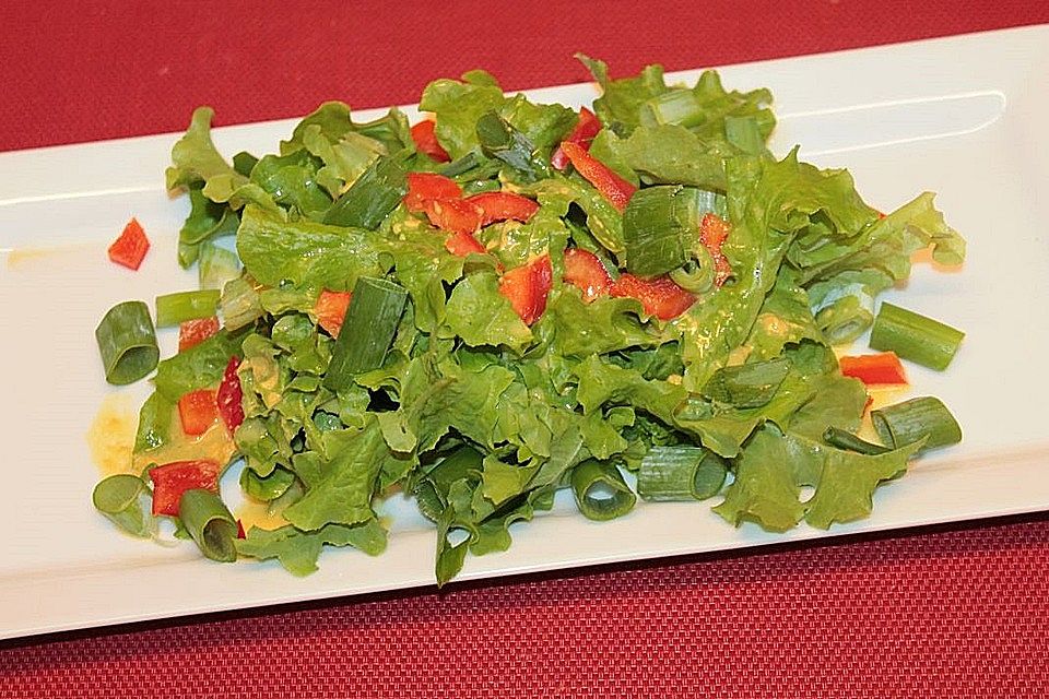 Eichblattsalat mit Paprika und Lauchzwiebel in Senfvinaigrette