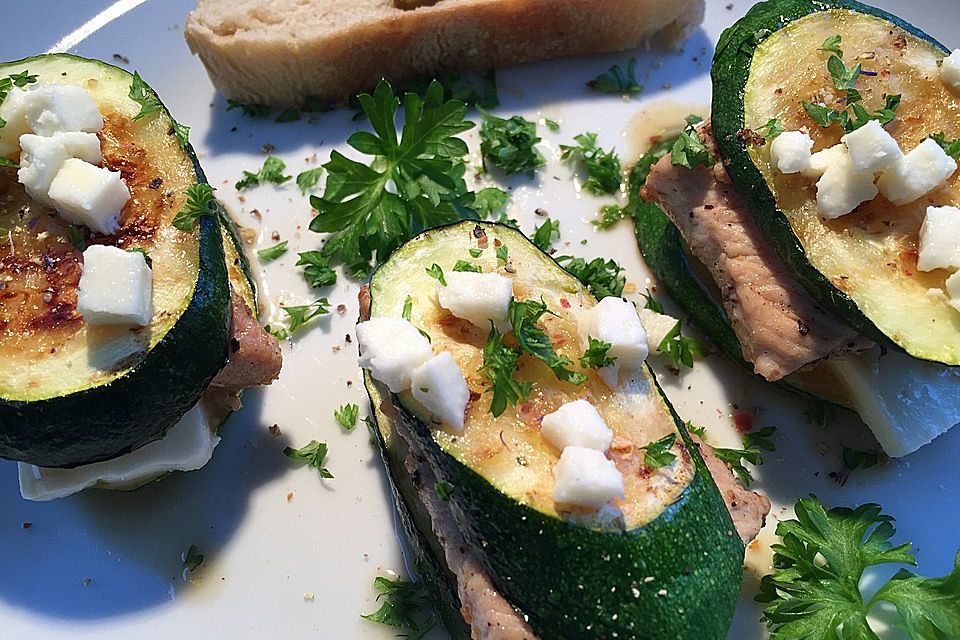 Gegrillte Zucchini mit Puten-Minutensteak und Hirtenkäse