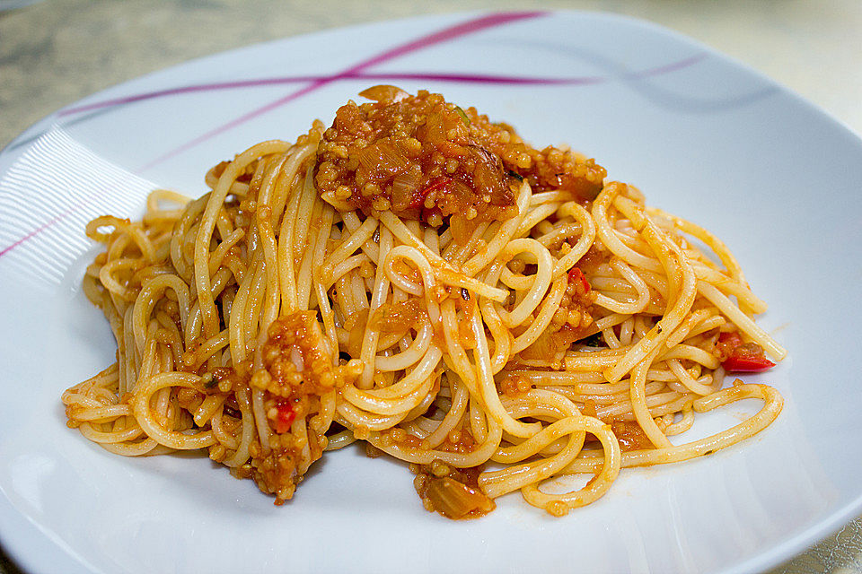 Alex vegane Couscous-Bolognese mit Spaghetti