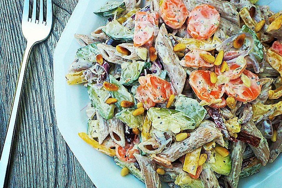 Vegetarischer Dinkelvollkorn-Nudelsalat mit Joghurt-Rahm-Dressing