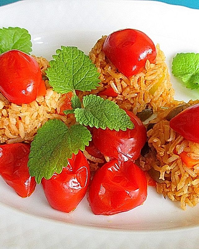 Paprika-Reispfanne mit Peperoni und gedünsteten Kirschtomaten