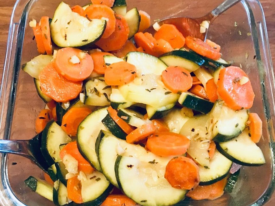 Herzhaft süßer Zucchini-Möhren-Salat von clemons | Chefkoch