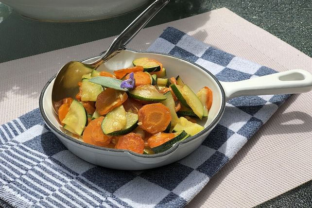 Herzhaft süßer Zucchini-Möhren-Salat von clemons| Chefkoch