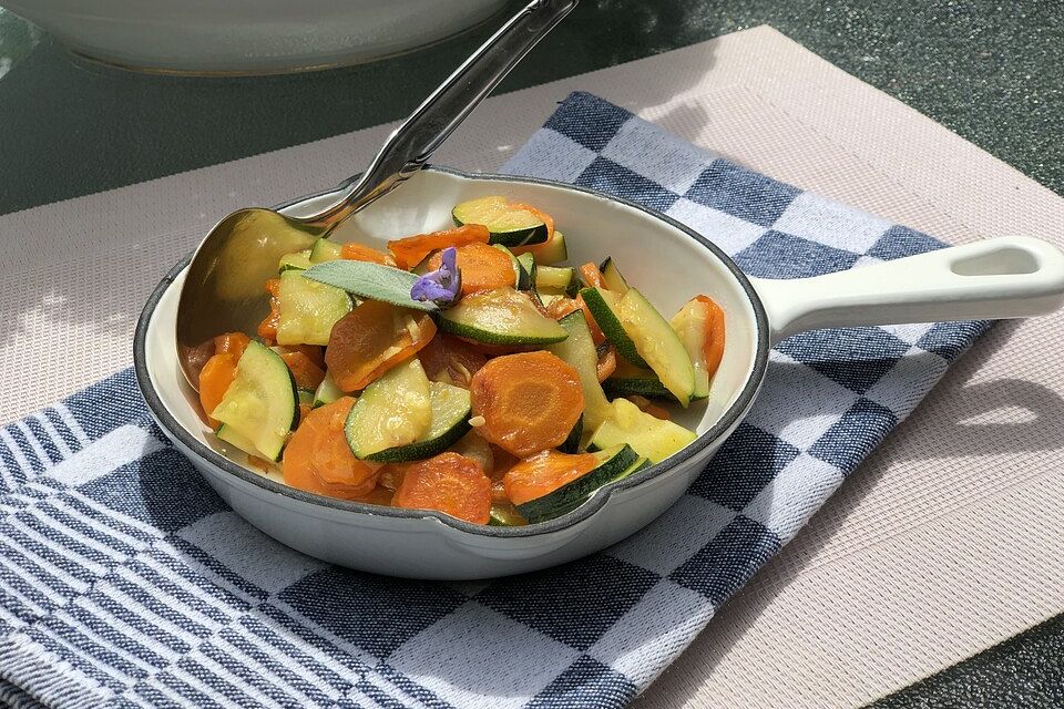 Herzhaft süßer Zucchini-Möhren-Salat