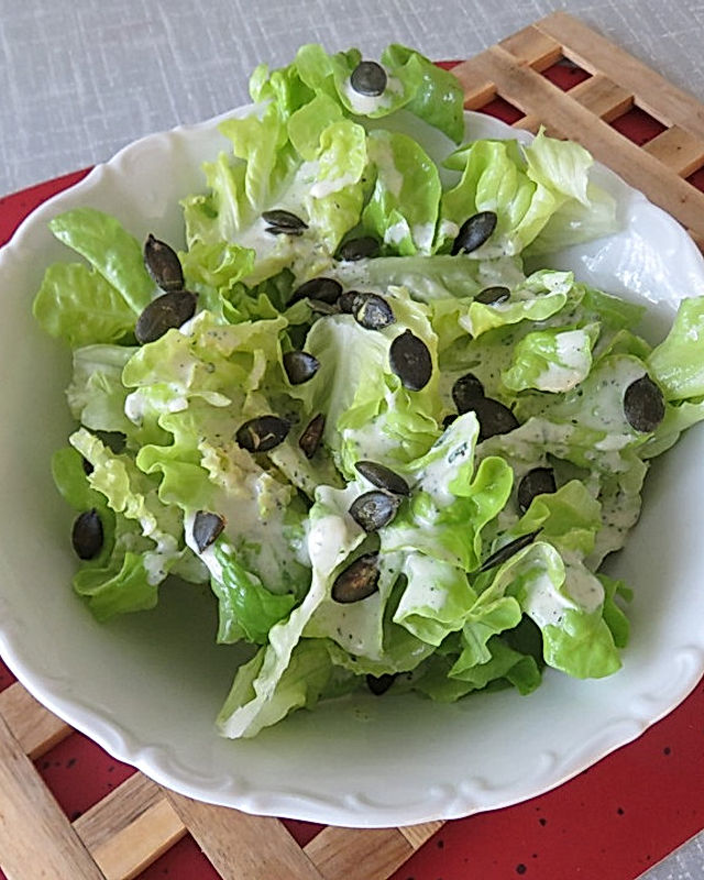 Eichblattsalat mit Quarkdressing und Kürbiskernen