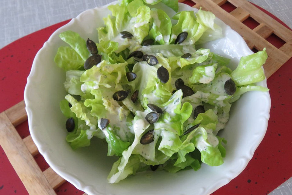 Eichblattsalat mit Quarkdressing und Kürbiskernen