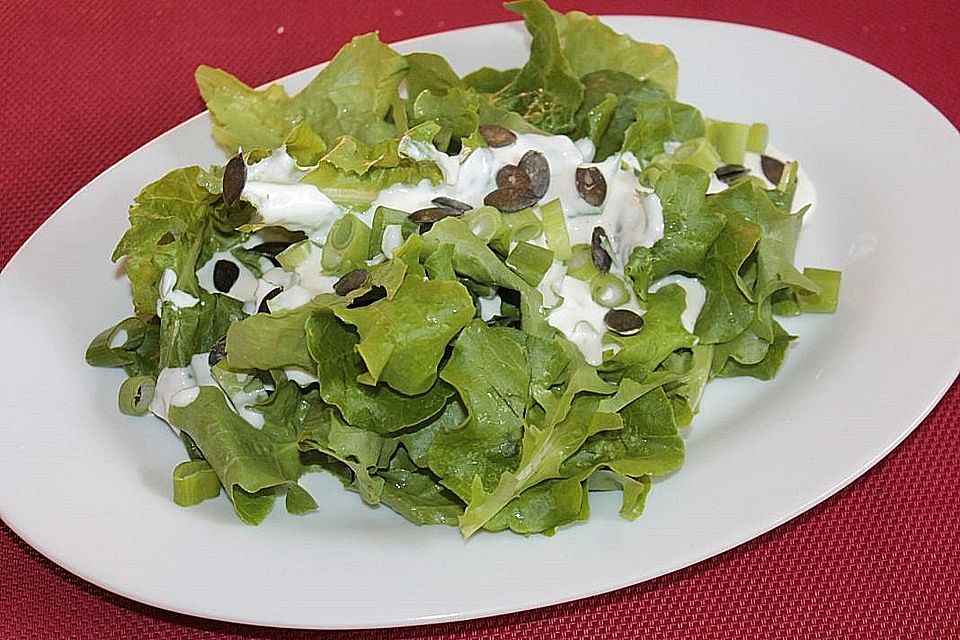 Eichblattsalat mit Quarkdressing und Kürbiskernen