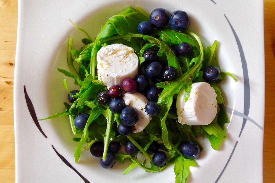 Rucolasalat mit Beeren und Ziegenfrischkäse