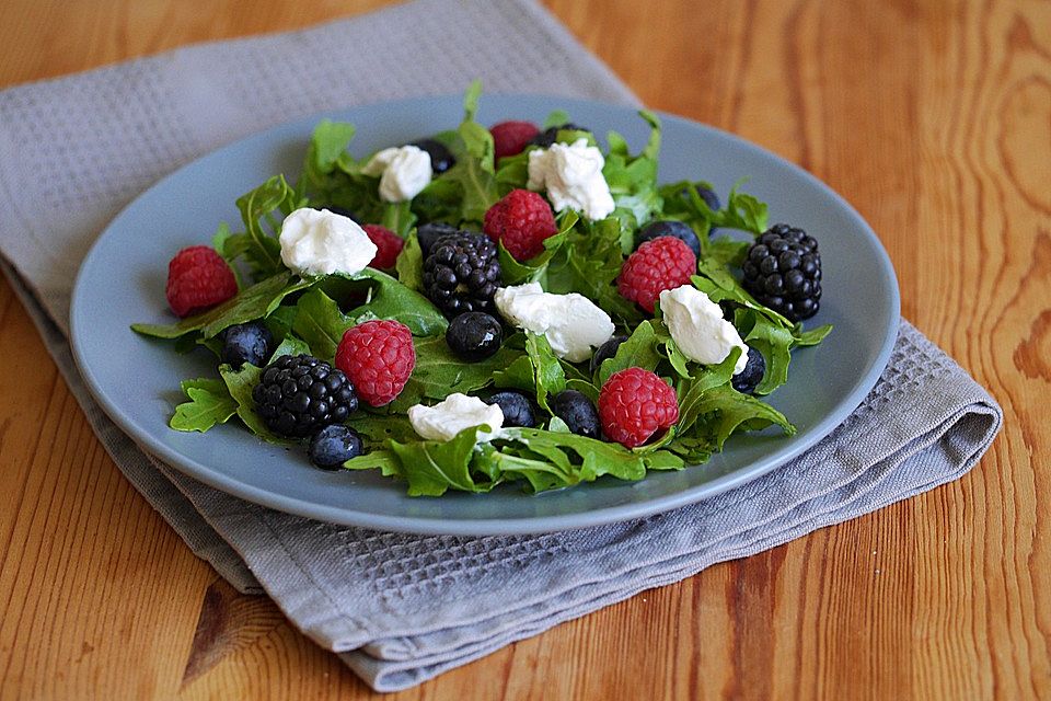 Rucolasalat mit Beeren und Ziegenfrischkäse