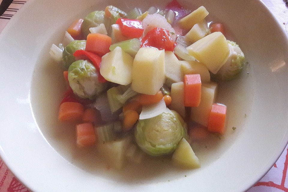 Sommerliche Gemüsesuppe alla Tina