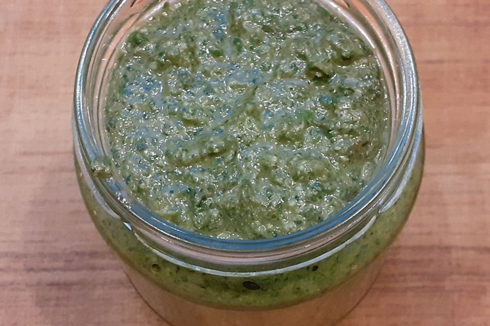 Giersch-Kapuzinerkresse-Walnuss-Pesto