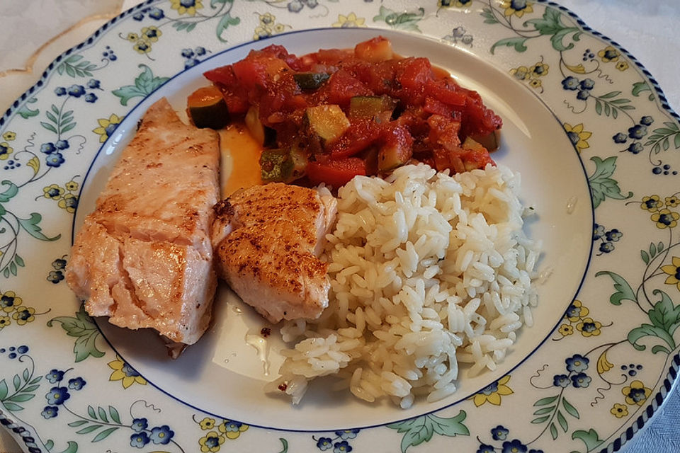 Gebratenes Lachsfilet in Tomaten-Zucchini-Paprikasauce