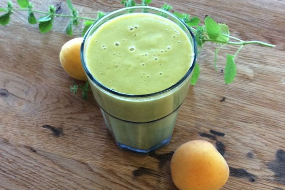 Zucchini-Aprikosen-Smoothie mit Zitronenmelisse