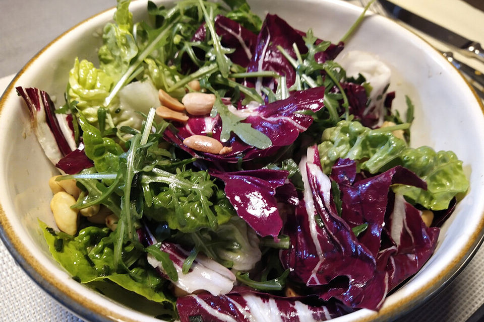 Salat mit Erdnussöl-Dressing und Erdnüssen