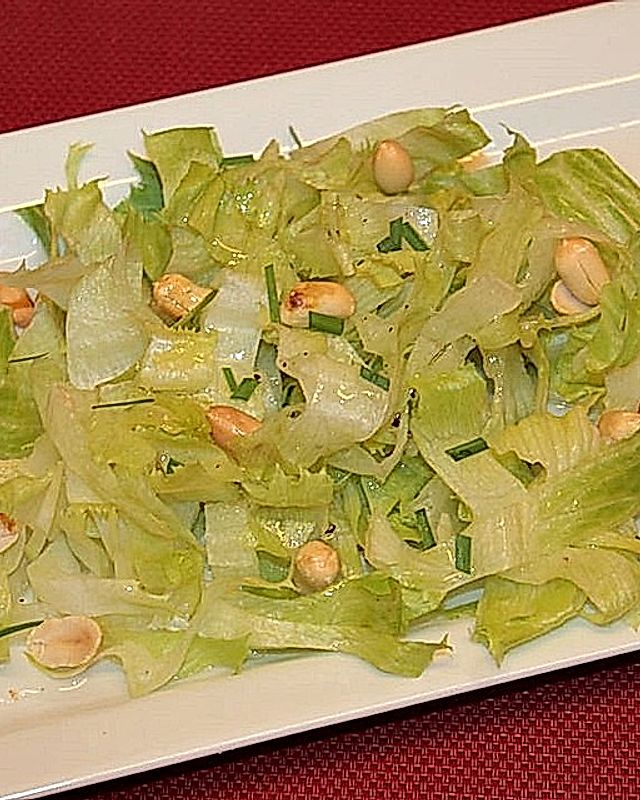 Salat mit Erdnussöl-Dressing und Erdnüssen