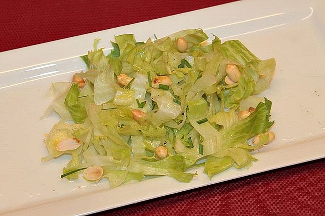 Salat mit Erdnussöl-Dressing und Erdnüssen von patty89 | Chefkoch