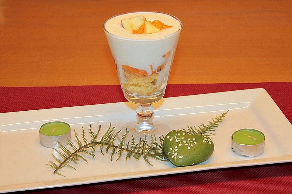 Trifle mit Aprikose, Apfel, Biskuit und Kefircreme