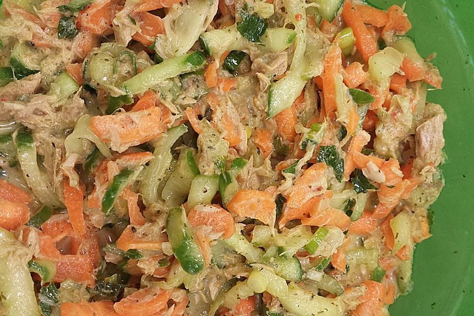 Karotten-Gurken-Salat mit Thunfisch