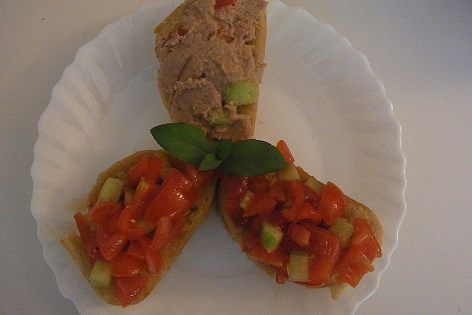 Gurken-Tomaten- und Thunfisch Bruschetta