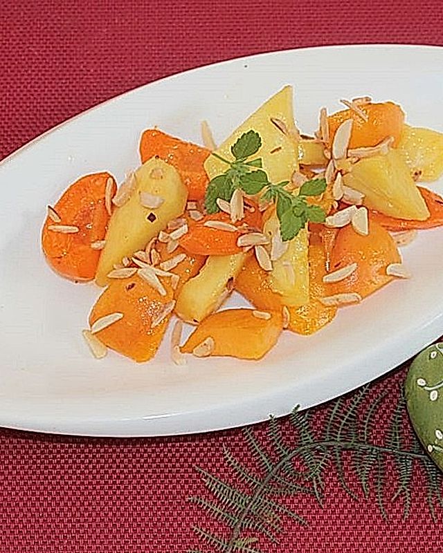 Aprikosen-Ananas-Salat mit gerösteten Mandelkernen