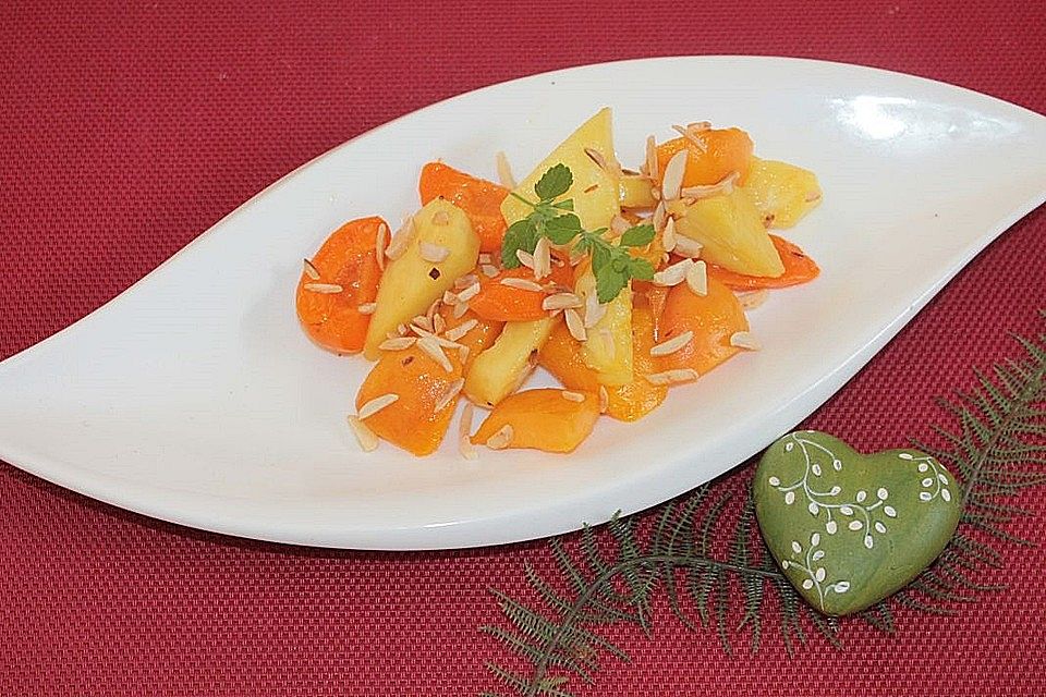 Aprikosen-Ananas-Salat mit gerösteten Mandelkernen